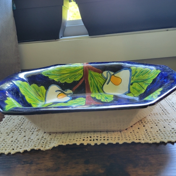 Handcrafted Ceramic Bowl with Leaf Design - Picture 6 of 7